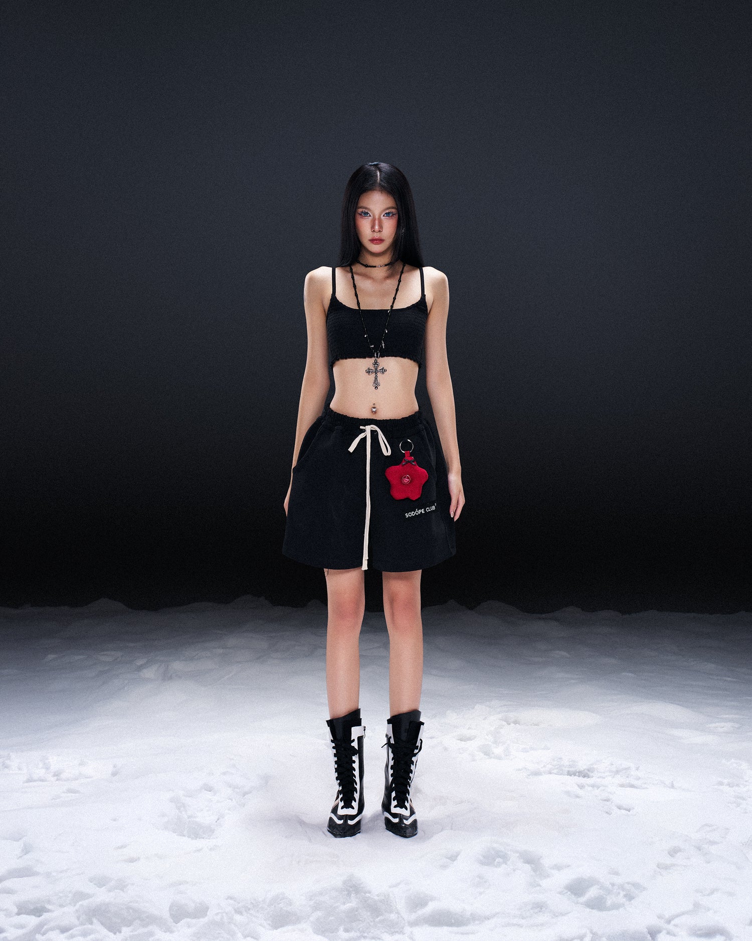 BLACK RIOT CROPTOP